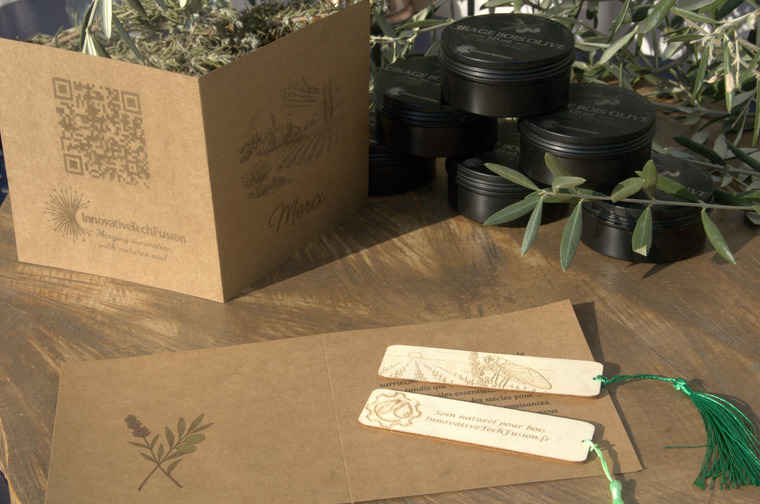 Thumbnail of Carte de remerciement en carton kraft avec message fabriqué en Provence et marque-page en bois gravé motif provençal