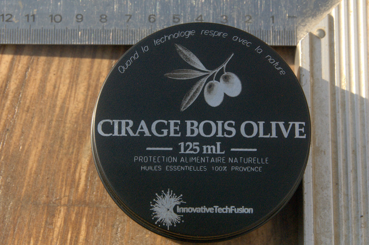 Thumbnail of Pot de cire de 125 mL tenu dans une main ouverte pour montrer l'échelle (taille similaire à une paume)