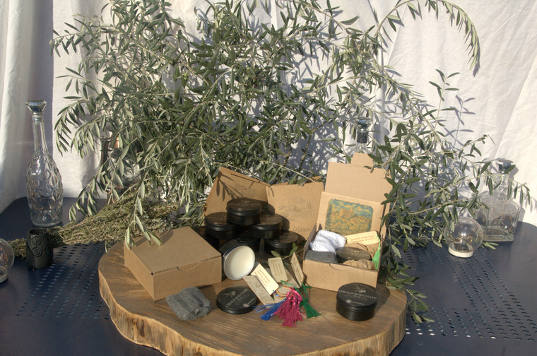 Thumbnail of Kit cirage bois en vue 3/4 : boîte kraft verticale derrière, pot de cire ouvert devant avec chiffon et laine d'acier, carte et marque-page à côté